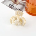 Detailansicht der Haarspange aus Acetat mit Marmormuster und glatter Oberfläche - Beige