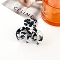Détail de la pince à cheveux en acétate à motif marbre noir et blanc pour queue de cheval - Noir+Blanc