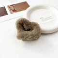 Primer plano detallado de una pinza para el cabello de felpa con forma de corazón café - Pinza de Corazón de Peluche / Café Corazón