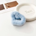 Dettaglio della molletta per capelli a cuore in peluche celeste con morbida pelliccia - Molletta Cuore Peluche / 7.5cm / Celeste