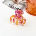 Détail de la pince à cheveux pieuvre avec motif marbré coloré et fini brillant - Orange Rose Pink