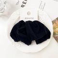 Detalle de un coletero negro plisado de tela suave y gruesa en una tarjeta blanca - Negro