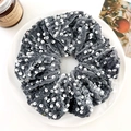 Détail du chouchou en velours gris avec paillettes argentées et décor esthétique élégant - 16cm / Gris