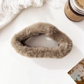 Detailansicht der großen plüschigen Haarklammer in Khaki mit flauschiger Kunstpelztextur - Dunkelkaffee