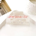 Dettaglio della pinza per capelli bianco perla con testo rosso Happy Valentine's Day - HAPPY Rosso