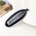 Dettaglio del fermaglio a banana nero opaco con denti densi su un vassoio bianco - 11.5CM / Blu Navy Opaco