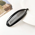 Dettaglio di un fermaglio a banana nero in resina lucida con denti ricurvi su fondo bianco - 11.5CM / Nero Lucido