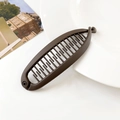 Dettaglio di un fermaglio a banana marrone scuro opaco con denti curvi su sfondo bianco - 11.5CM / Caffè Scuro Opaco