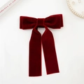 Dettaglio di un fiocco per capelli in velluto rosso scuro con nastri lunghi su fondo bianco - Stile Rosso Vino (Becco d'Anatra)