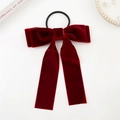 Dettaglio di un fermaglio per capelli in velluto bordeaux con doppio fiocco e nastri - Stile Rosso Vino (Elastico)