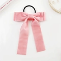 Dettaglio dell'elastico per capelli con fiocco in velluto rosa e lunghi nastri - Stile Rosa (Elastico)