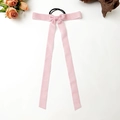 Primer plano de coletero de terciopelo rosa con lazos largos sobre fondo blanco - Rosa