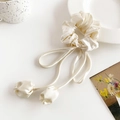 Dettaglio di elastico scrunchie in satin crema con ciondoli a tulipano 3D e nastro in seta - Bianco Sporco Ciondolo Tulipano