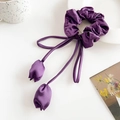 Dettaglio di un elastico per capelli in raso viola con ciondoli a forma di tulipano in 3D - Viola Scuro Ciondolo Tulipano