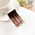 Detalle de la elegante pinza para el pelo degradado marrón sobre fondo blanco con taza - 3cm Cuadrícula Tres Dientes - Marrón Gelatina