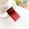 Detalle de pinza para el pelo roja translúcida con un elegante acabado pulido - 3cm Cuadrícula Tres Dientes - Rojo Gelatina