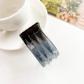 Primer plano de una pinza para el pelo de resina gris degradada con resorte metálico fuerte - 3cm Cuadrícula Tres Dientes - Azul Gelatina