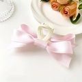 Pince à cheveux avec nœud en satin rose et base crème pour une coiffure élégante - Base Blanc Lait Ruban Rose