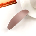 Détail d'une pince à cheveux ovale mate rose poudré avec finition à texture givrée - Plastique/Résine / Mocha