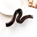 Dettaglio della molletta per capelli nera lucida con design geometrico a onde moderne - 13cm Onda Geometrica - Caffè Scuro Lucido
