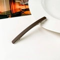 Macro della molletta per capelli marrone scuro opaca dal design minimalista moderno - Caffè Scuro