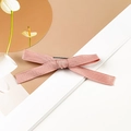 Dettaglio di fiocco per capelli rosa in nastro a coste con clip a becco d'anatra sul retro - Stile Singolo / Rosa