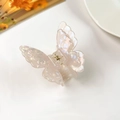 Detalle de una pinza para el pelo de mariposa 3D con acabado perlado iridiscente y muelle dorado - Mariposa de Doble Capa PVC / Cuentas de arroz iridiscentes