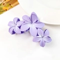 Detailansicht der großen matten lila Haarklammer mit Farbverlauf im Frangipani Design - Matt Violett und Weiß