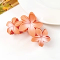 Dettaglio della pinza per capelli con frangipani sfumato e design a tre fiori opachi - Arancione e Bianco Opaco