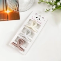 Drei matte Mini-Haarklammern in Creme, Grau und Rosa auf einer dekorativen Karte - Beige Grau Und Rosa Kreuz-Stil