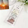 Vue détaillée de trois mini pinces à cheveux papillon mates sur carte avec fleurs - Style Papillon Beige Gris Et Rose