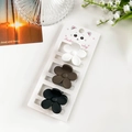 Vue détaillée de trois pinces à cheveux fleurs mates en blanc, café foncé et noir - Style Floral Blanc Café Et Noir