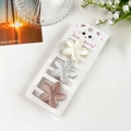 Trois pinces à cheveux fleur mat en blanc, gris et rose poudré sur carte support - Style Plumeria Beige Gris Et Rose