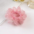 Detail eines rosa Organza-Haargummis mit Lagen-Mesh-Blüten und Federkantendesign - Rosa