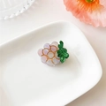 Dettaglio di una pinza per capelli in acetato a forma di uva viola con bordi dorati - Uva 3cm / Lastra in acetato
