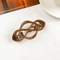 Détail d'une pince à cheveux élégante en résine ambre avec un design croisé géométrique - Pince à Ressort Croisée-Café Gelée