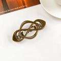 Détail d'une pince à cheveux croisée vert olive brillant avec ressort en métal - Pince à Ressort Croisée-Brun Gelée