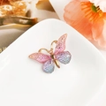 Détail de la pince à cheveux papillon avec finition dorée et ailes dégradées multicolores - Résine Mixte / Dégradé Bleu Violet