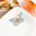 Détail de la pince à cheveux papillon avec des ailes émaillées en bleu et violet dégradé - Résine Mixte / Dégradé Bleu Clair