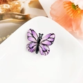Détail d'une pince à cheveux papillon violet dégradé avec texture et strass brillants - Résine Mixte / Rayé Violet