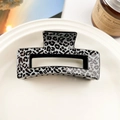 Dettaglio di una pinza per capelli rettangolare con stampa leopardata su vassoio - Stampa Muccata Grigio Nero (8.5cm Quadrato)