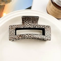 Macro di un fermaglio per capelli rettangolare traforato con stampa leopardata su piatto - Leopardato Fine Nero Beige (8.5cm Quadrato)