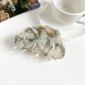 Detailansicht der Haarklammer in Blattform aus Acetat mit elegantem Marmormuster - Beigegrau