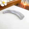 Détail macro d'une pince banane torsadée lavande avec mécanisme de charnière en métal - Pince Banane Croissant 12.5cm - Blanc Gelée