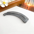 Détail des dents antidérapantes et de la boucle d'une pince banane grise translucide - Pince Banane Croissant 12.5cm - Gris Bleu Gelée
