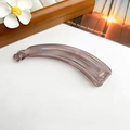 Détail d'une pince à cheveux banane violette mate translucide avec design antidérapant - Pince Banane Croissant 12.5cm - Rose Violet Gelée