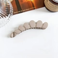 Vue détaillée d'une pince banane mate kaki avec un design ajouré pour les cheveux - Pince Banane Os de Dragon 11cm - Kaki Mat