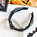 Detail eines geknoteten Halloween-Haarreifens mit Spinnennetzmuster auf schwarzem Stoff - Schwarz Spinnennetz