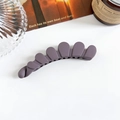 Détail d'une pince à cheveux banane violet mat sur un plateau en verre décoratif - Pince Banane Os de Dragon 11cm - Gris Violet Mat