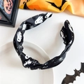 Detail eines Halloween-Haarreifens mit Geistern, Spinnennetzen und Boo-Aufdrucken - Schwarz Gespenst Netz